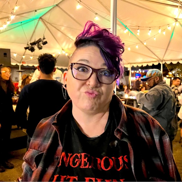 Meet your Posher, Amber - Picture 1 of 2